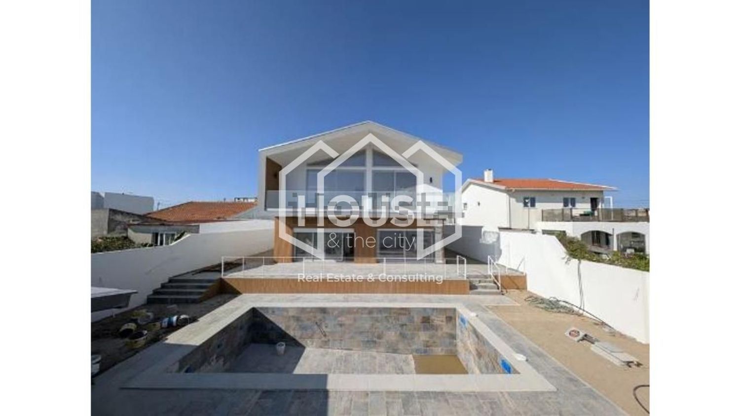 小楼房或独栋别墅出售在São Salvador - 外立面