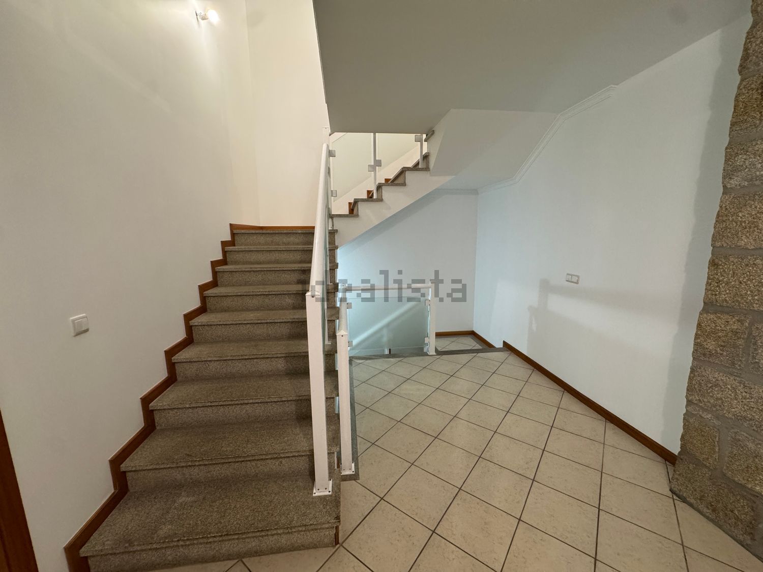 出租双拼别墅在Rua Principal, 81 - 楼梯
