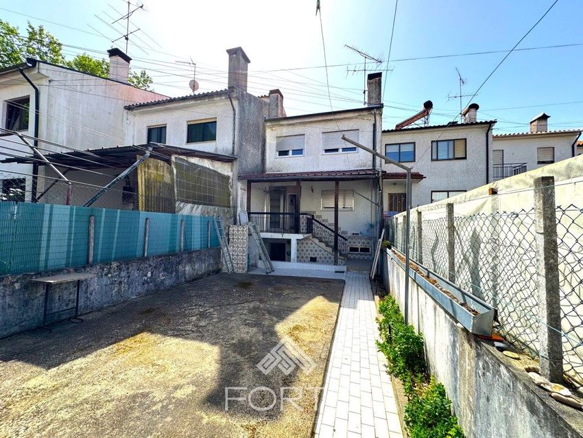 联排别墅出售在Rua de Vale de Cambra