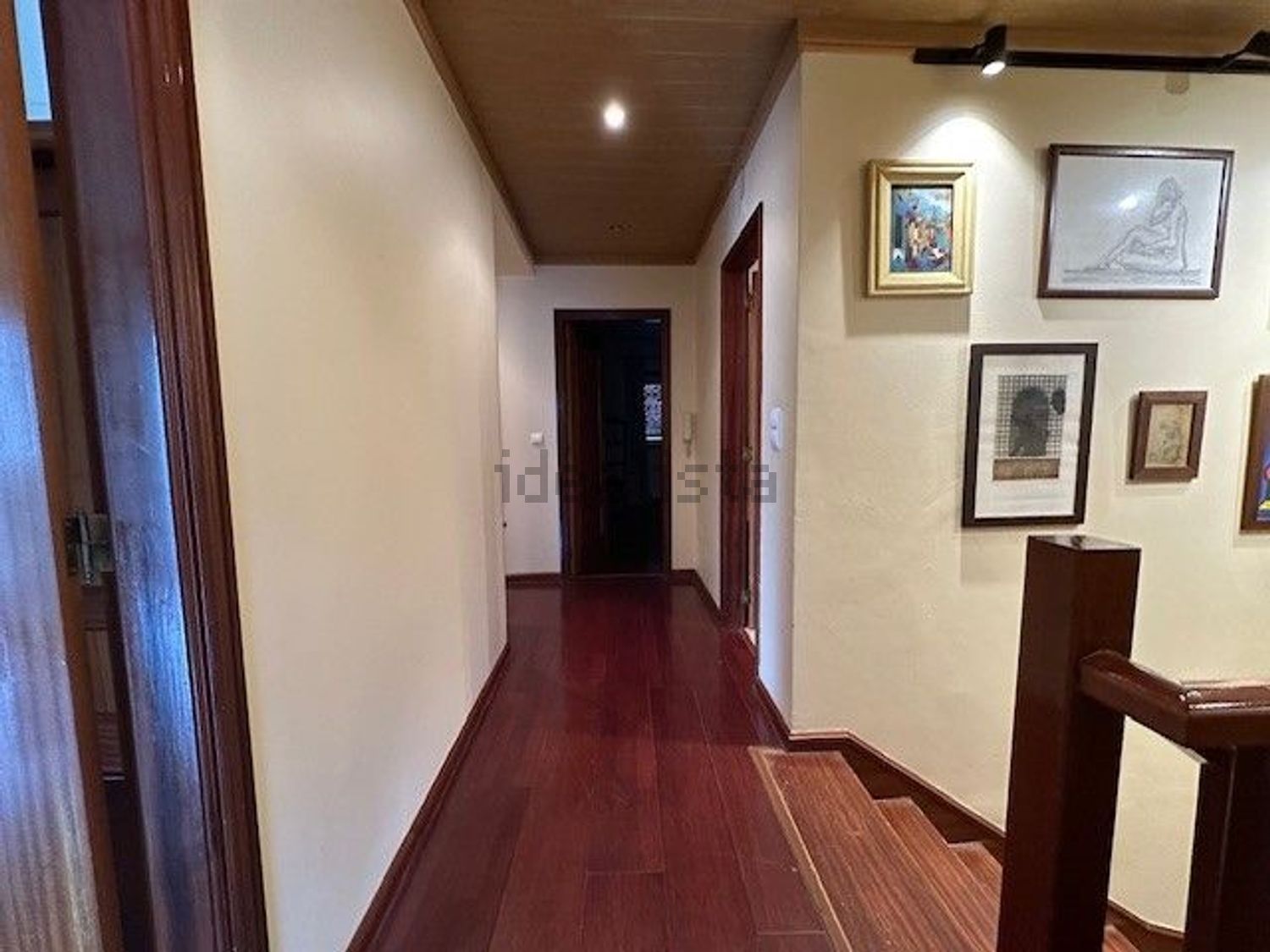 小楼房或独栋别墅出售在Rua Vila de Aguiar da Beira, 55 - 过道