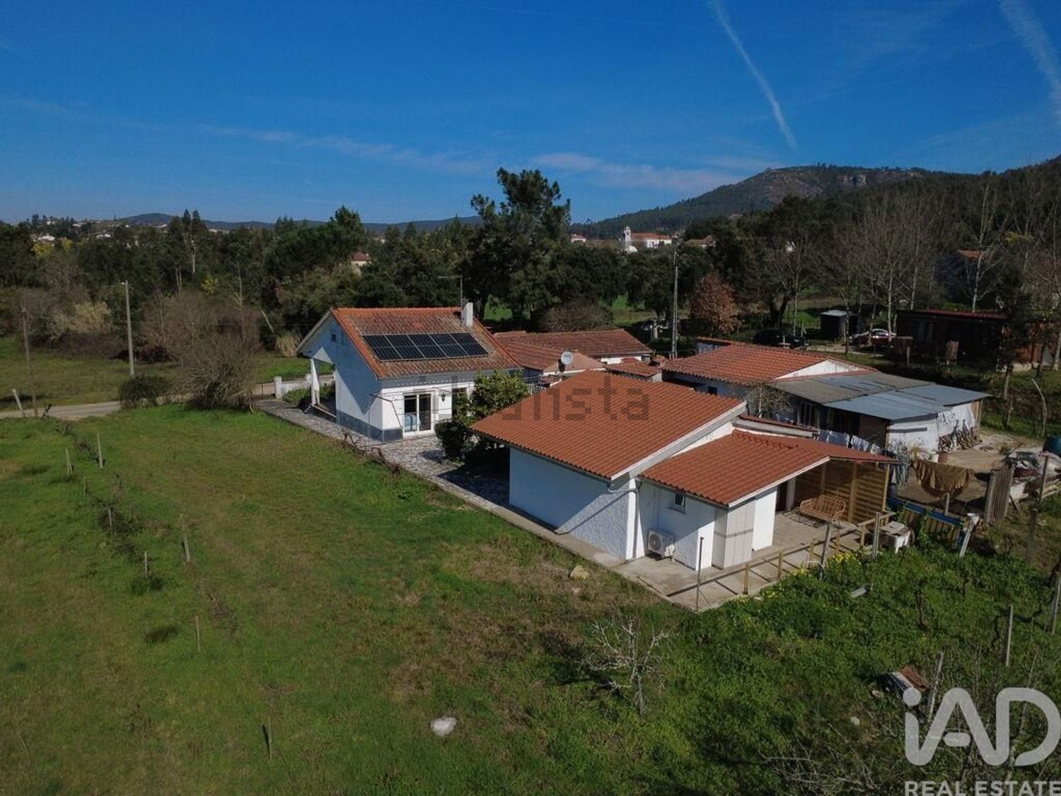 小楼房或别墅出售在São Miguel de Poiares - 外立面
