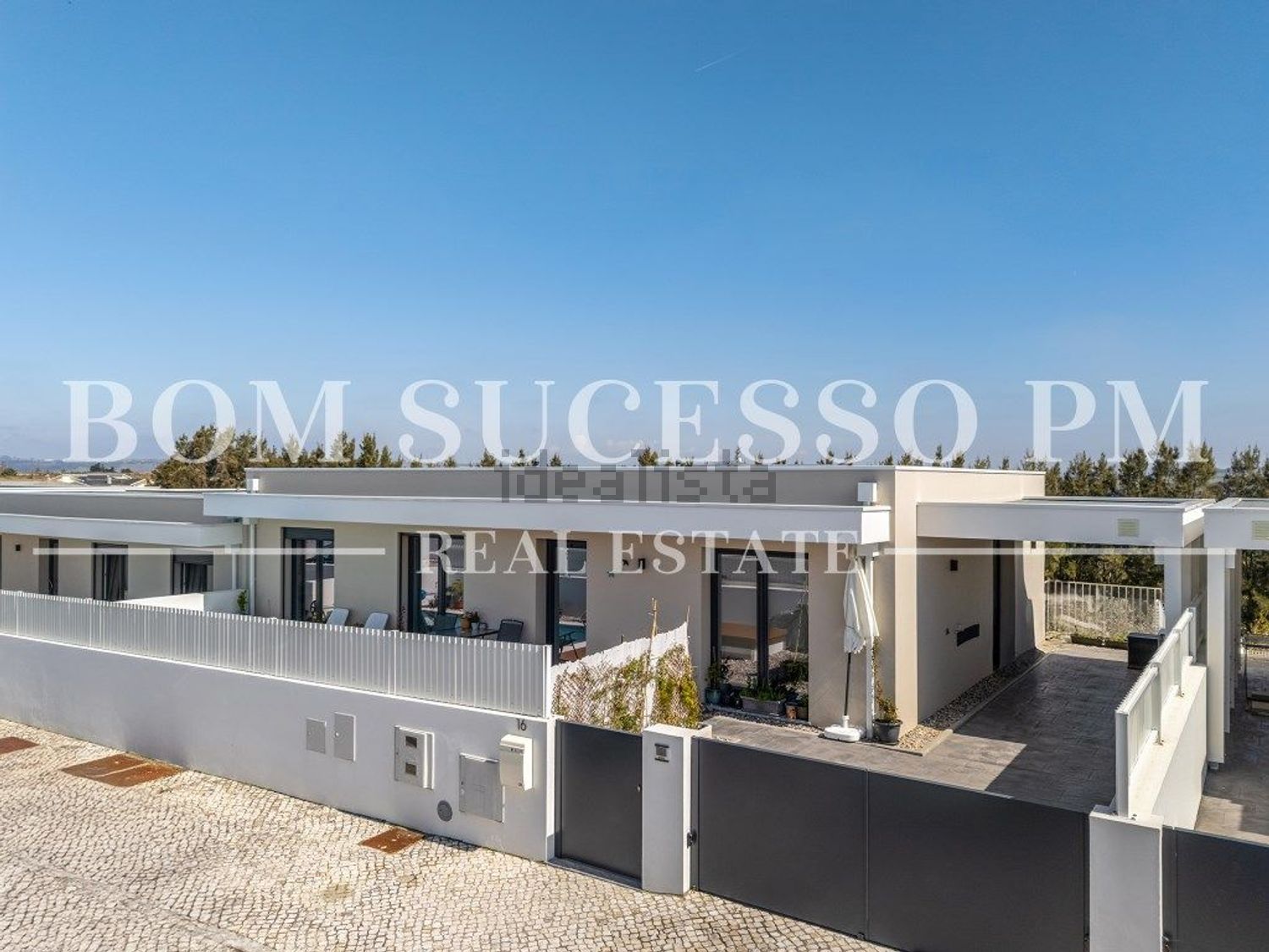 小楼房或独栋别墅出售在Rua da Fonte - 外立面