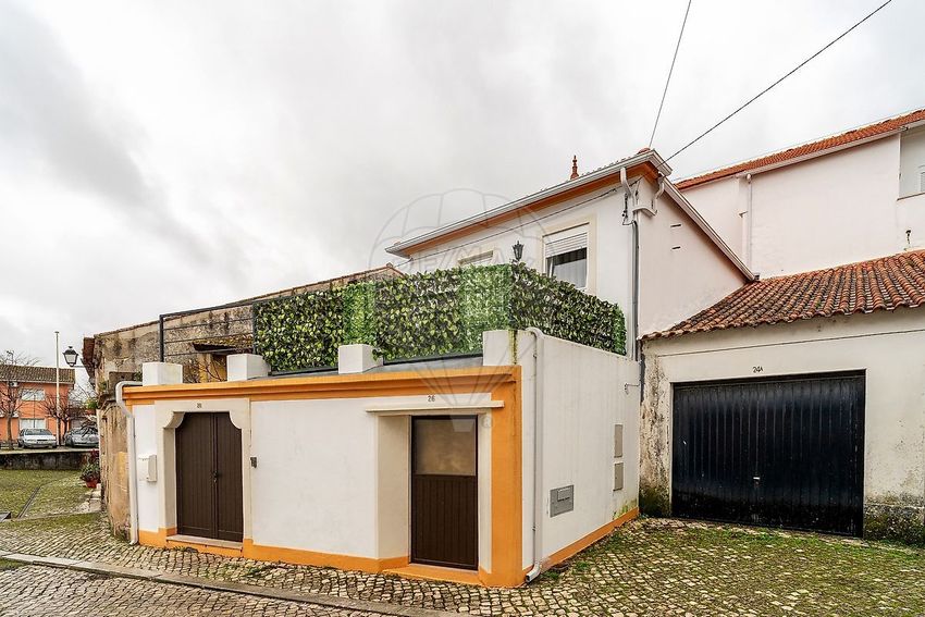 小楼房或独栋别墅出售在Rua Doutor Francisco Luís Coutinho