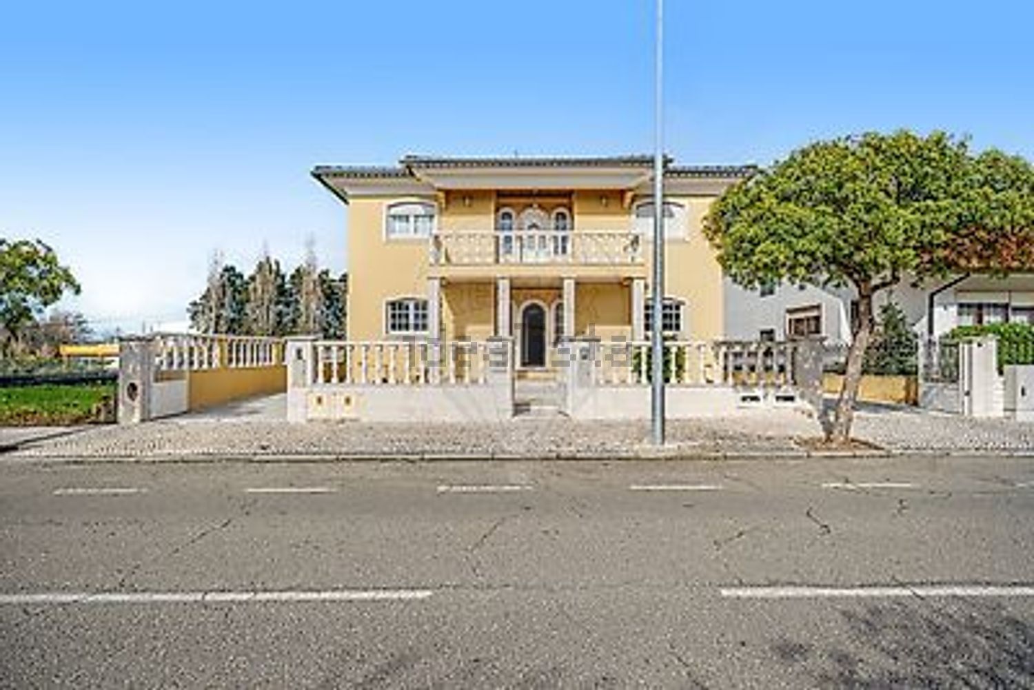 小楼房或独栋别墅出售在Avenida Mário Sacramento - 外立面