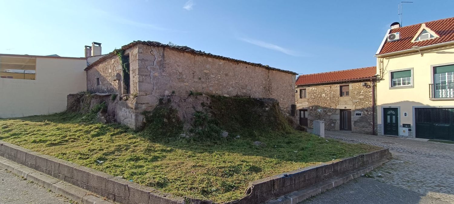 双拼别墅出售在Rua da Igreja, 33