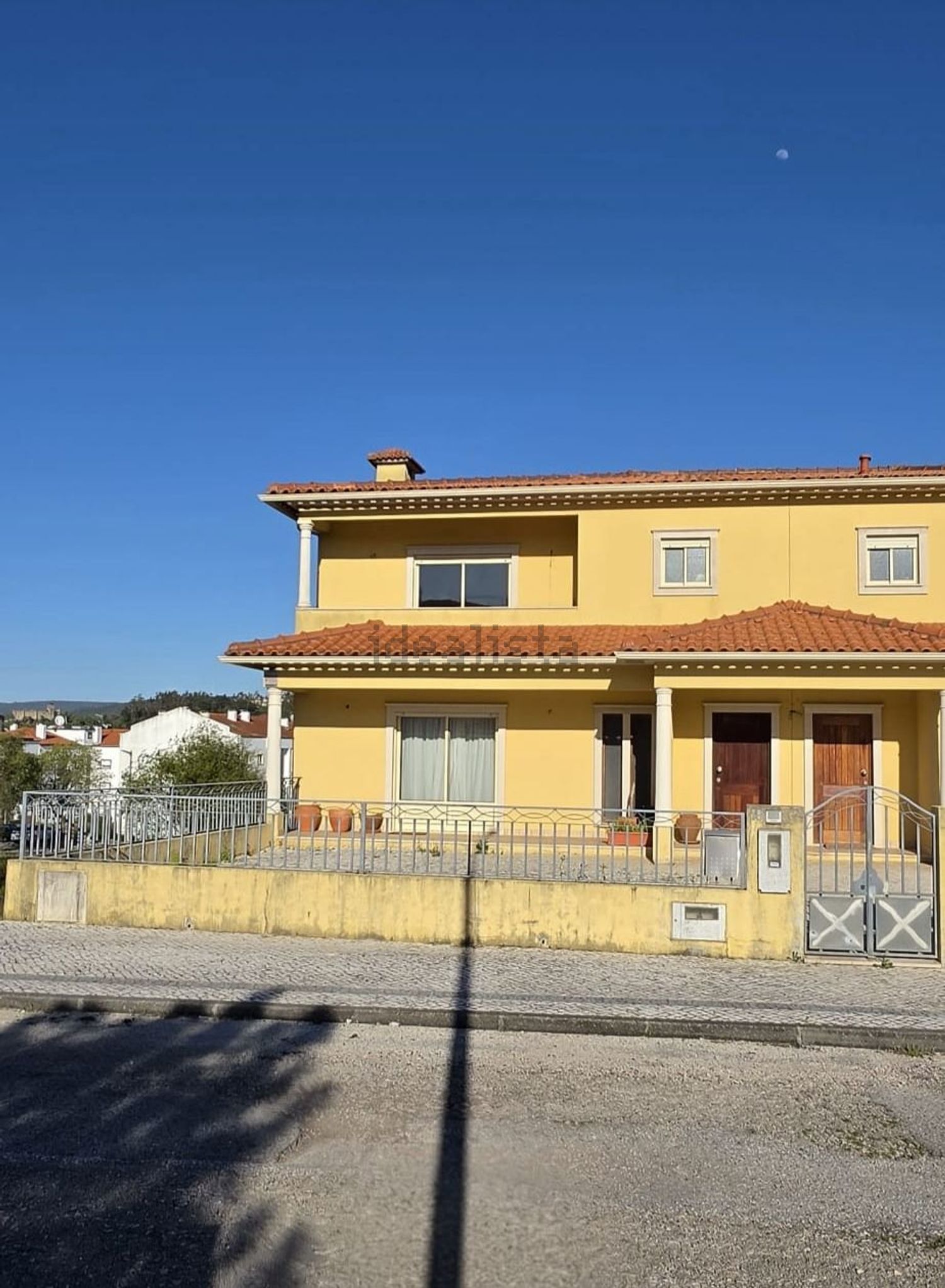 双拼别墅出售在Rua do Lar, 18 - 外立面