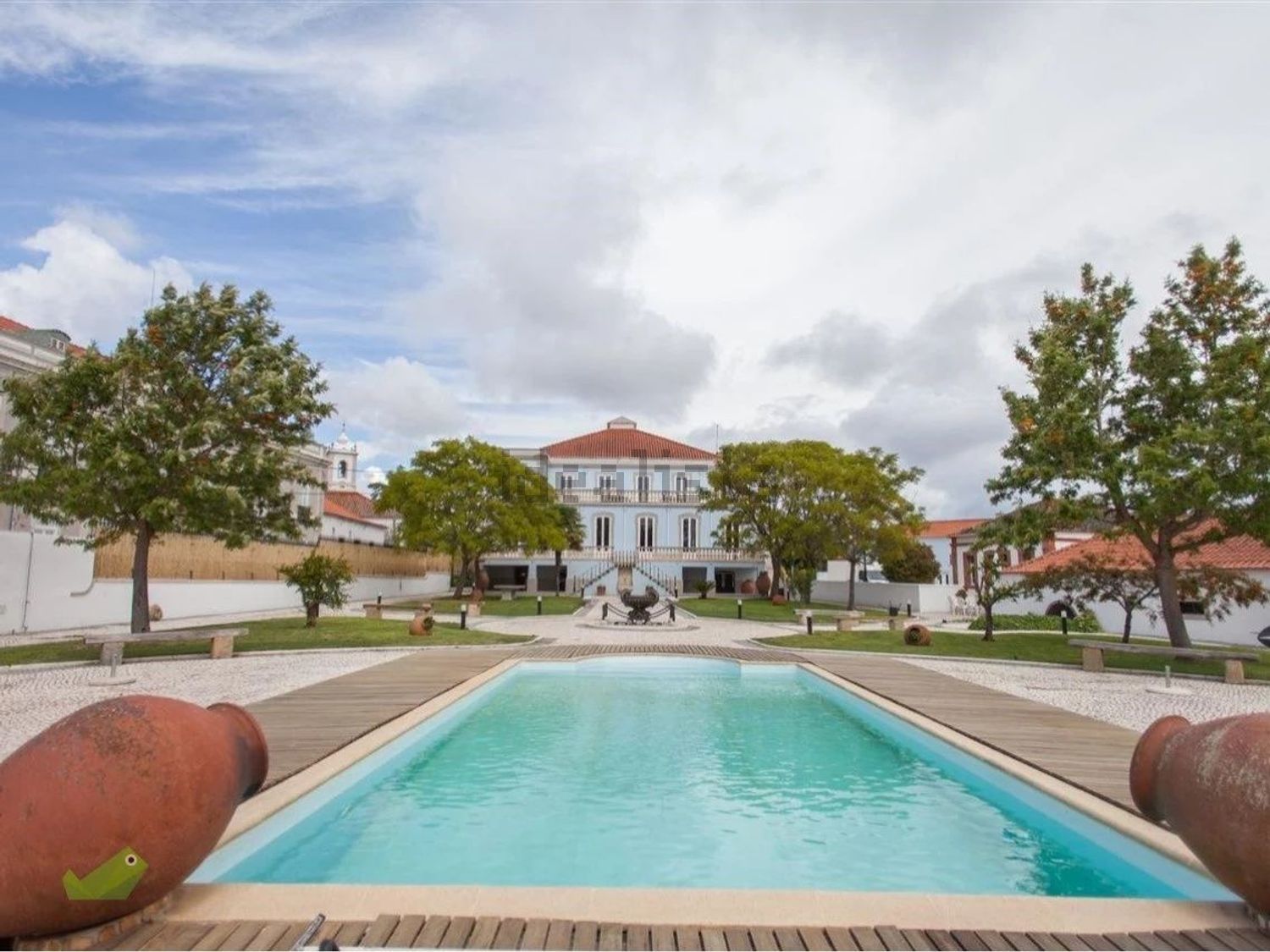 小楼房或独栋别墅出售在Rua Principal - 游泳池