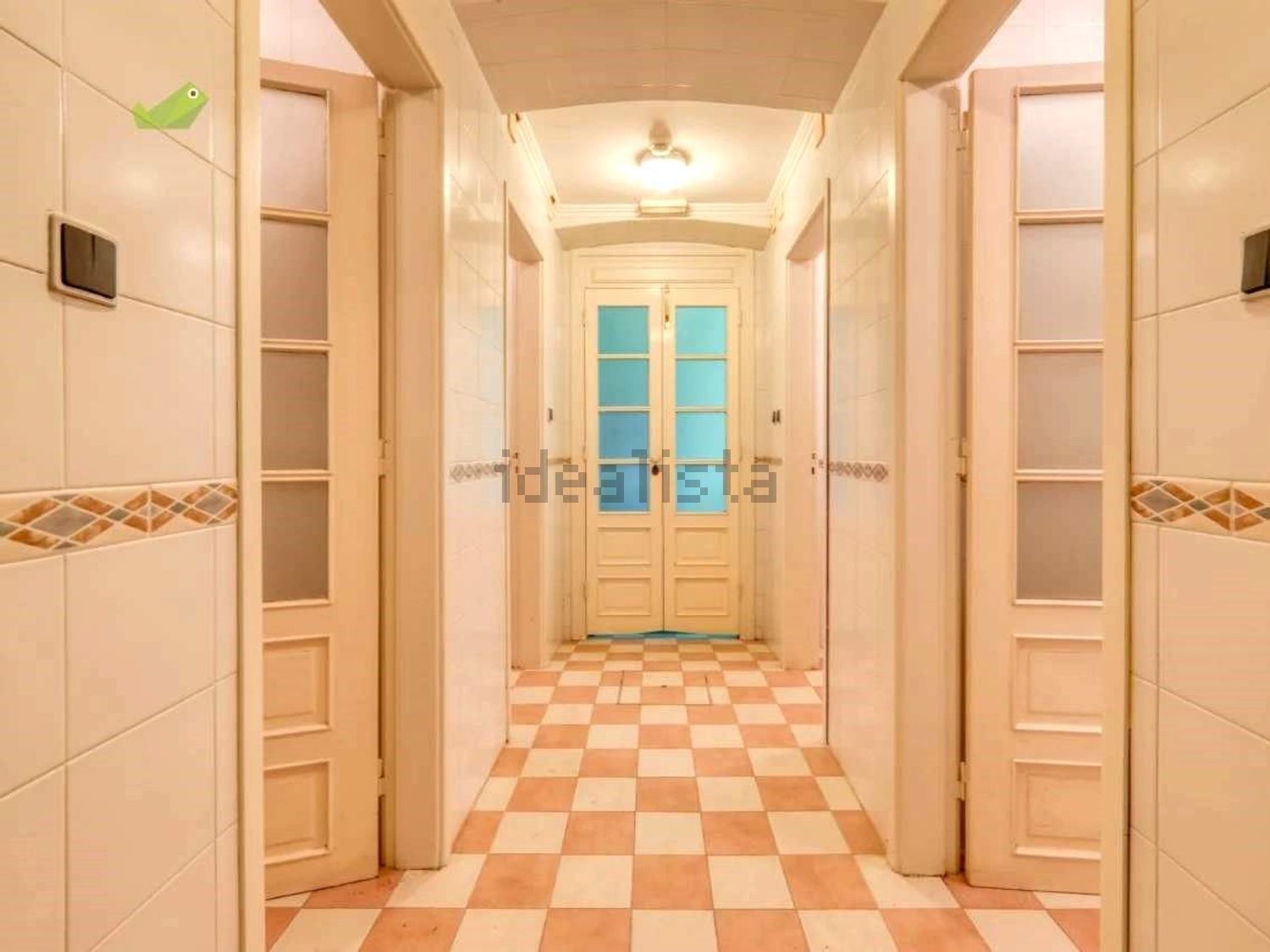小楼房或独栋别墅出售在Rua Principal - 过道