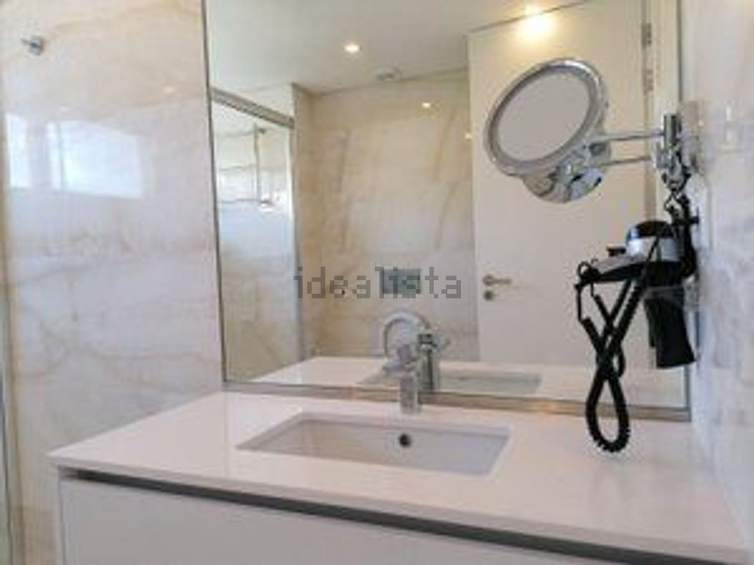 复式公寓出售在Avenida dos Náufragos, 23 - 卫生间