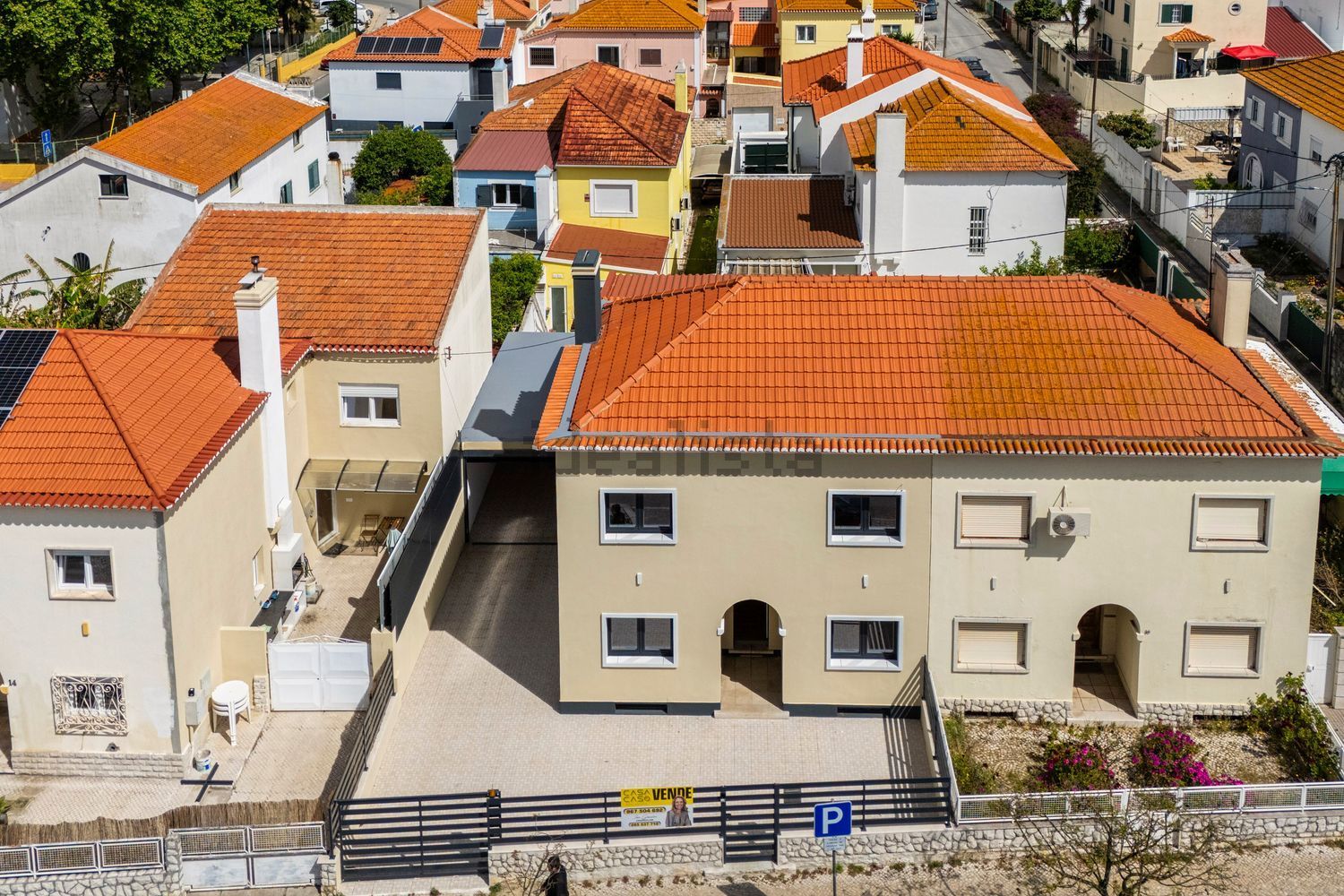 双拼别墅出售在Avenida Jaime Cortesão, 12 - 外立面