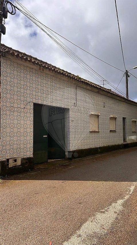 小楼房或独栋别墅出售在Rua da Alagoa