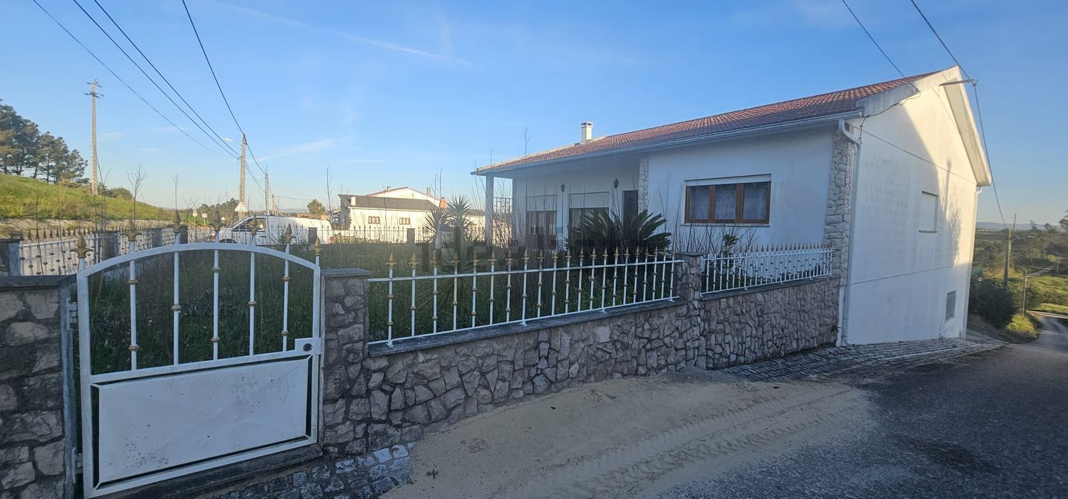 小楼房或独栋别墅出售在Rua da Estrada Nacional, 43 - 外立面