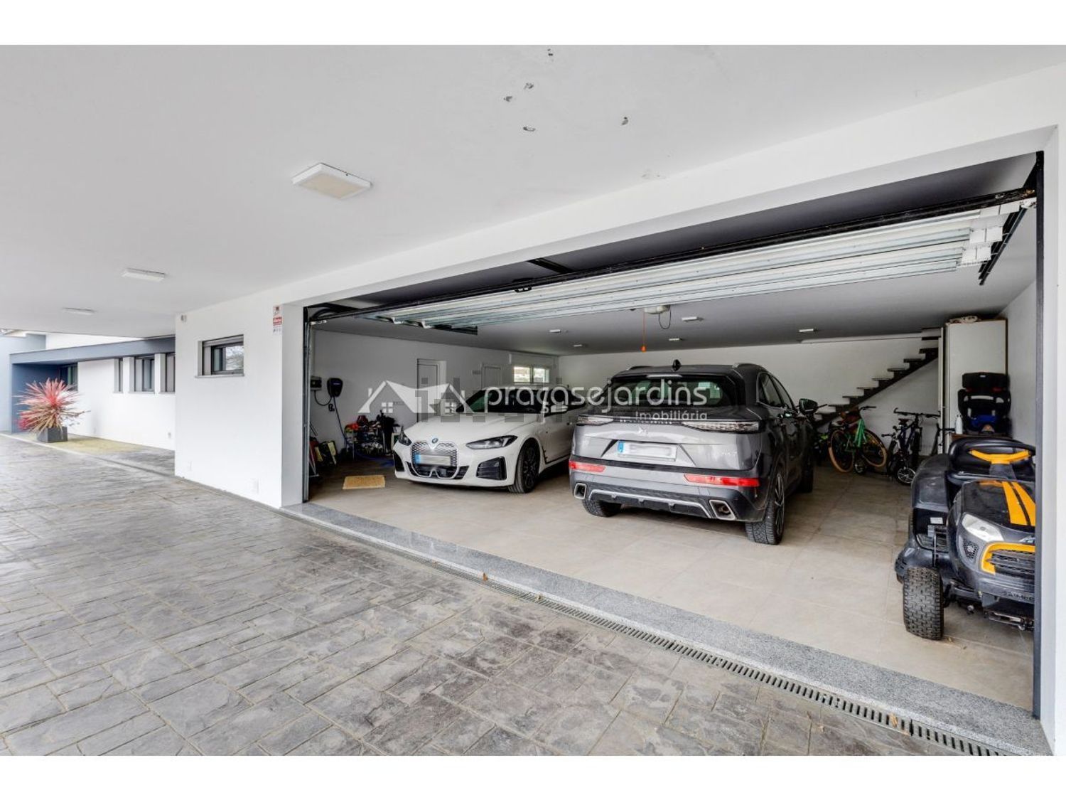 小楼房或独栋别墅出售在Amor - 停车位