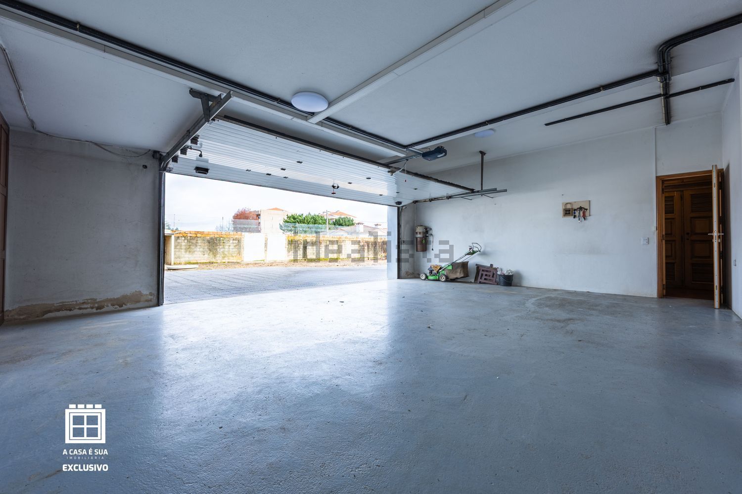 小楼房或独栋别墅出售Ovar - 停车位