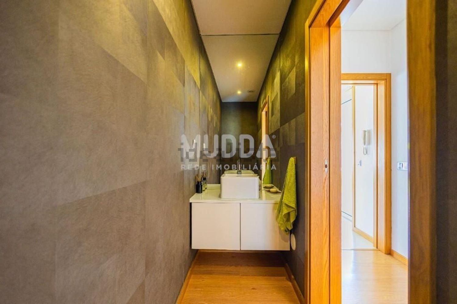 小楼房或独栋别墅出售在Rua do Vale dos Pinheiros s/n - 过道