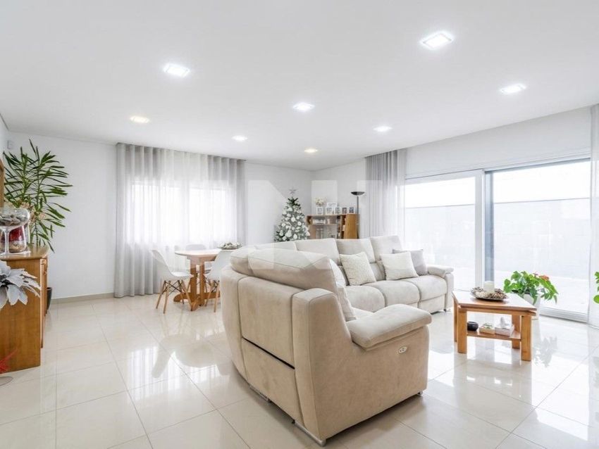 小楼房或独栋别墅出售在Boidobra