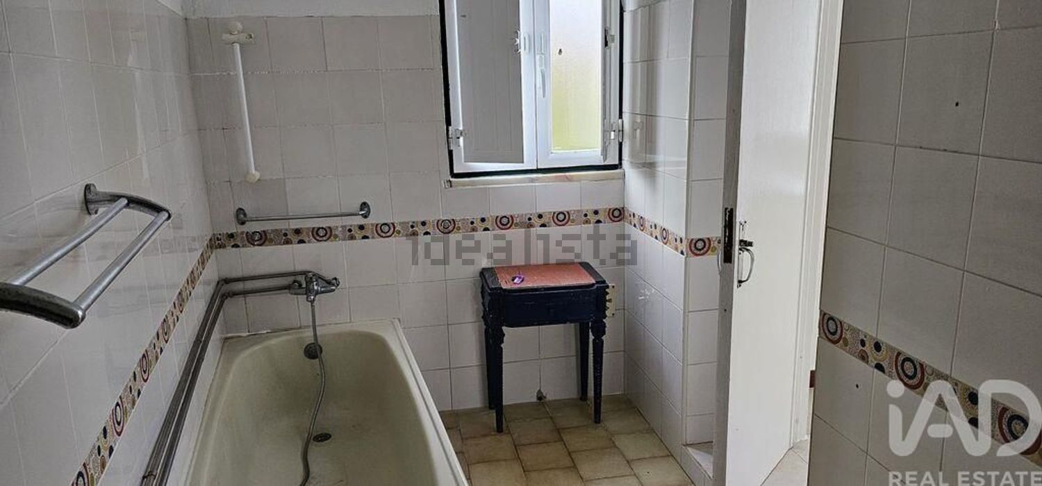 小楼房或别墅出售在Cela - 卫生间