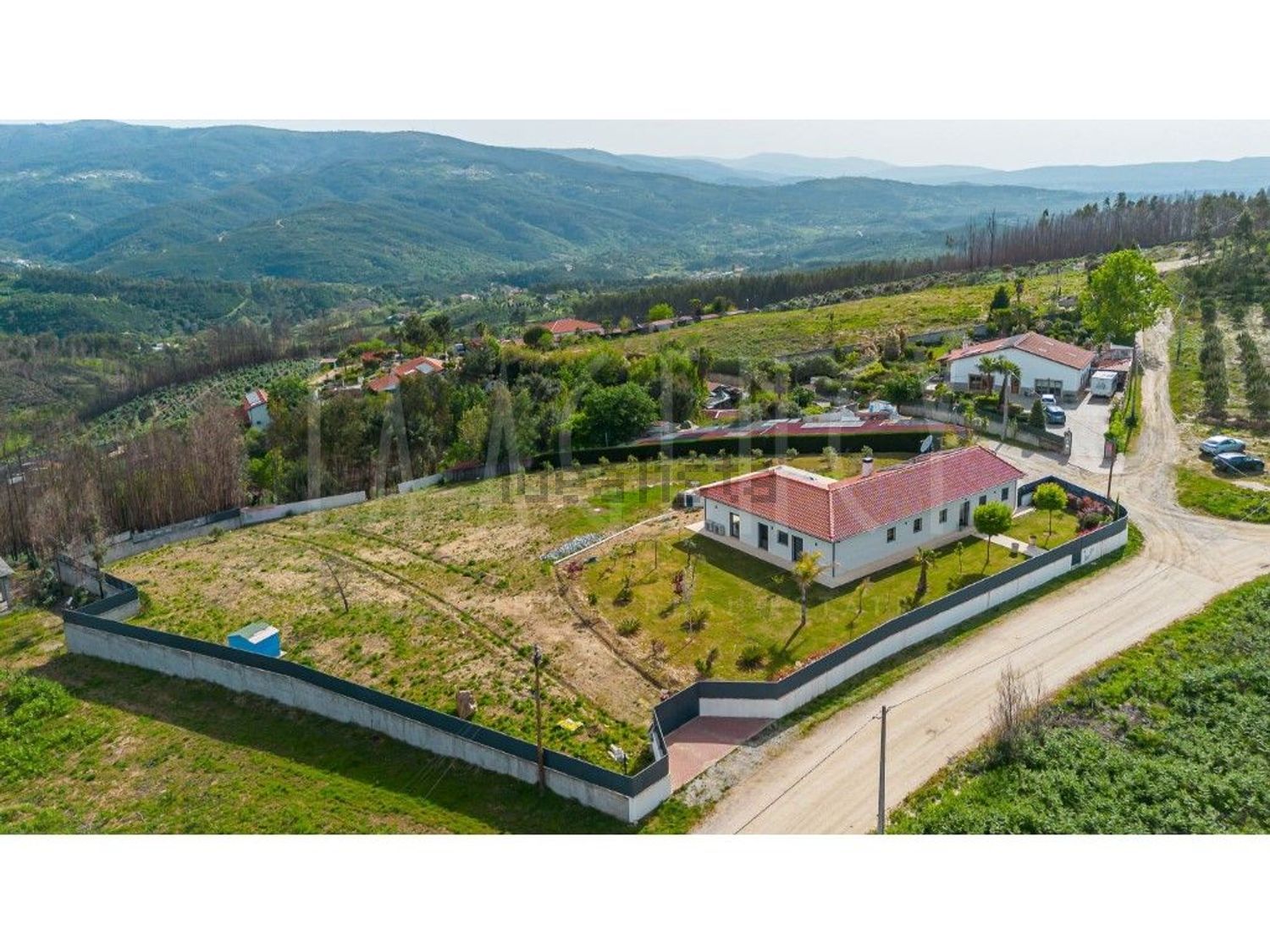 小楼房或独栋别墅出售在Vila Cova de Alva e Anceriz - 照片