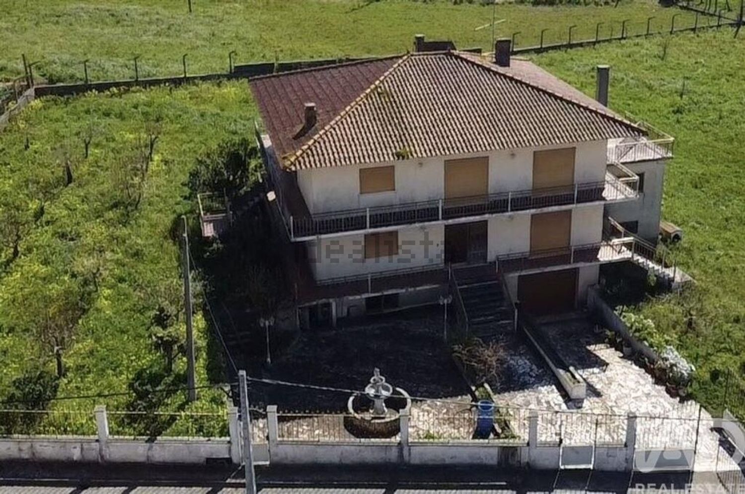 小楼房或独栋别墅出售在Porto de Mós - 外立面