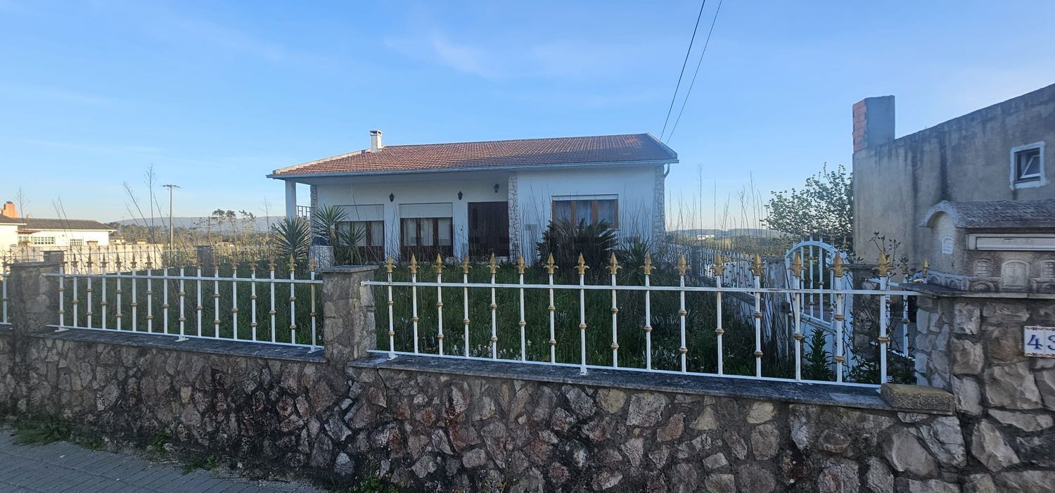 小楼房或独栋别墅出售在Rua da Estrada Nacional, 43 - 外立面
