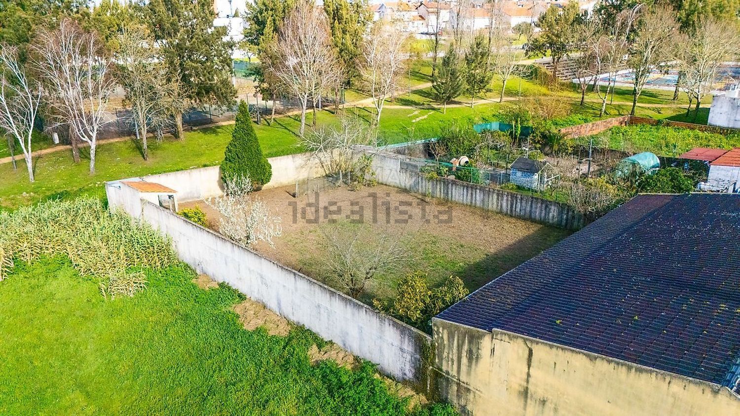 小楼房或独栋别墅出售在Avenida Mário Sacramento - 花园