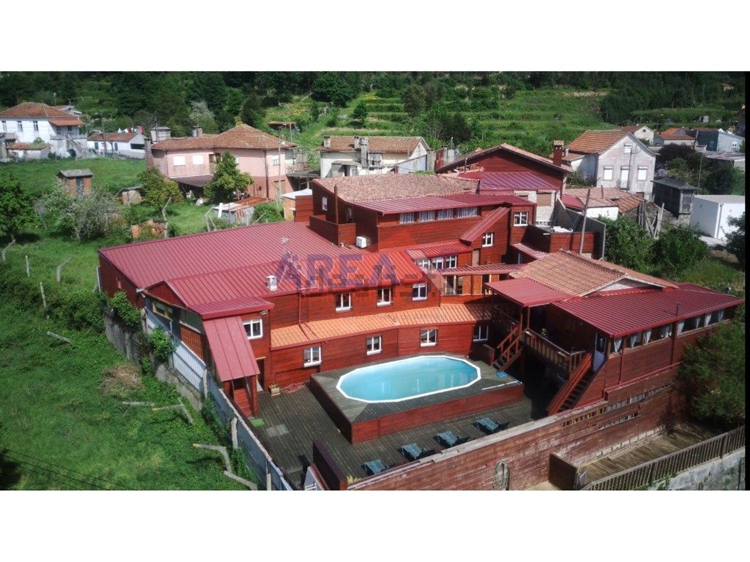 小楼房或独栋别墅出售在Centro de Oliveira de Azeméis - 游泳池