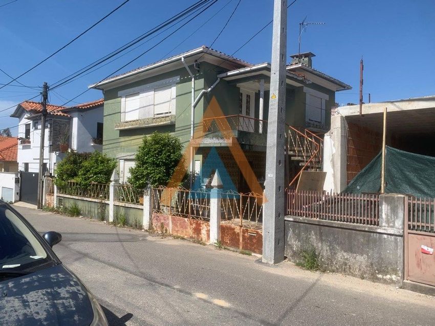 小楼房或独栋别墅出售在Vila de Cucujães