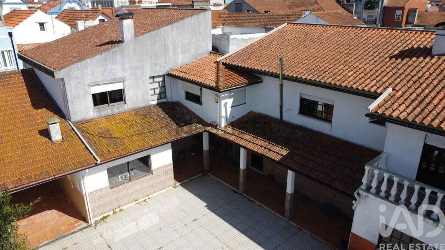 小楼房或独栋别墅出售在São Salvador - 外立面