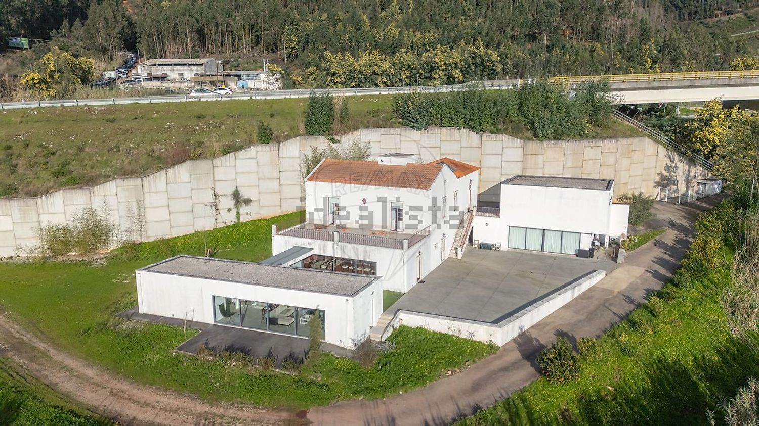 小楼房或独栋别墅出售在Estrada Sem Nome - 外立面