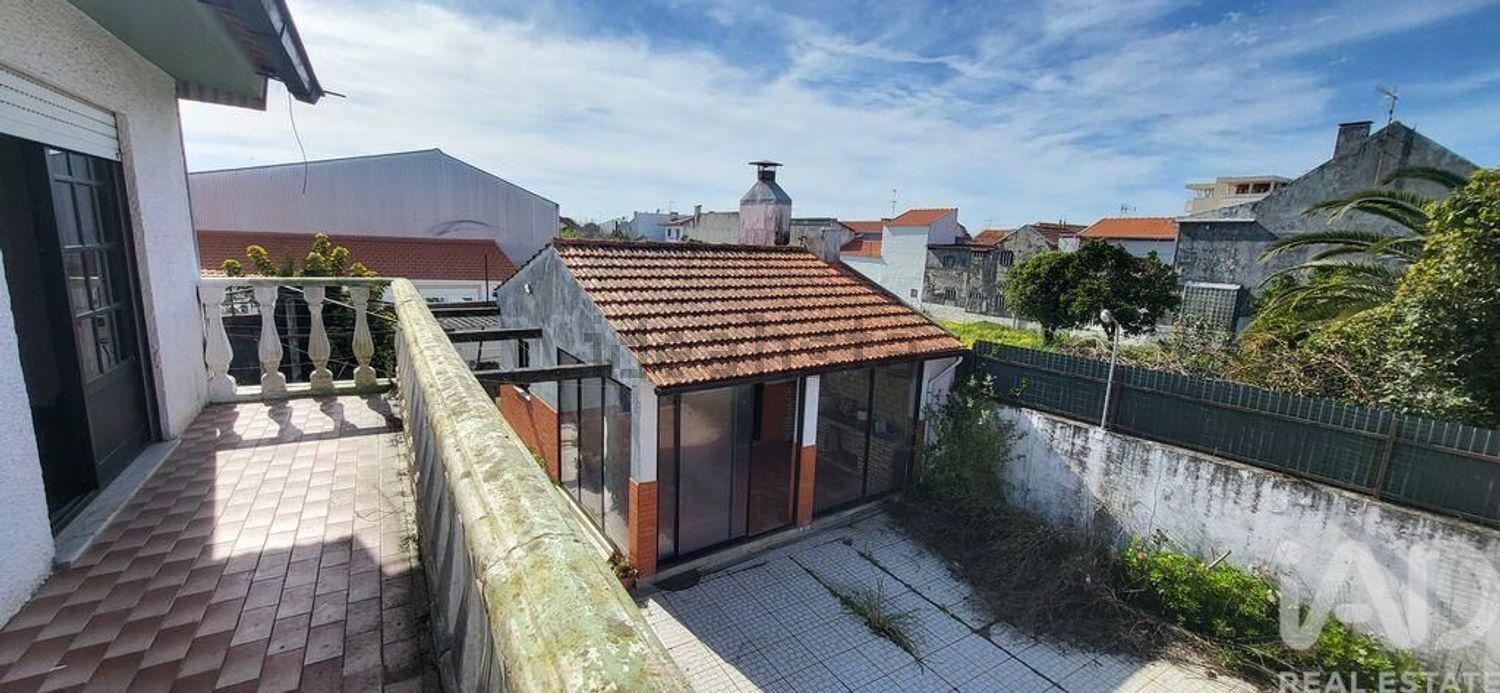 小楼房或独栋别墅出售在São Salvador - 露台