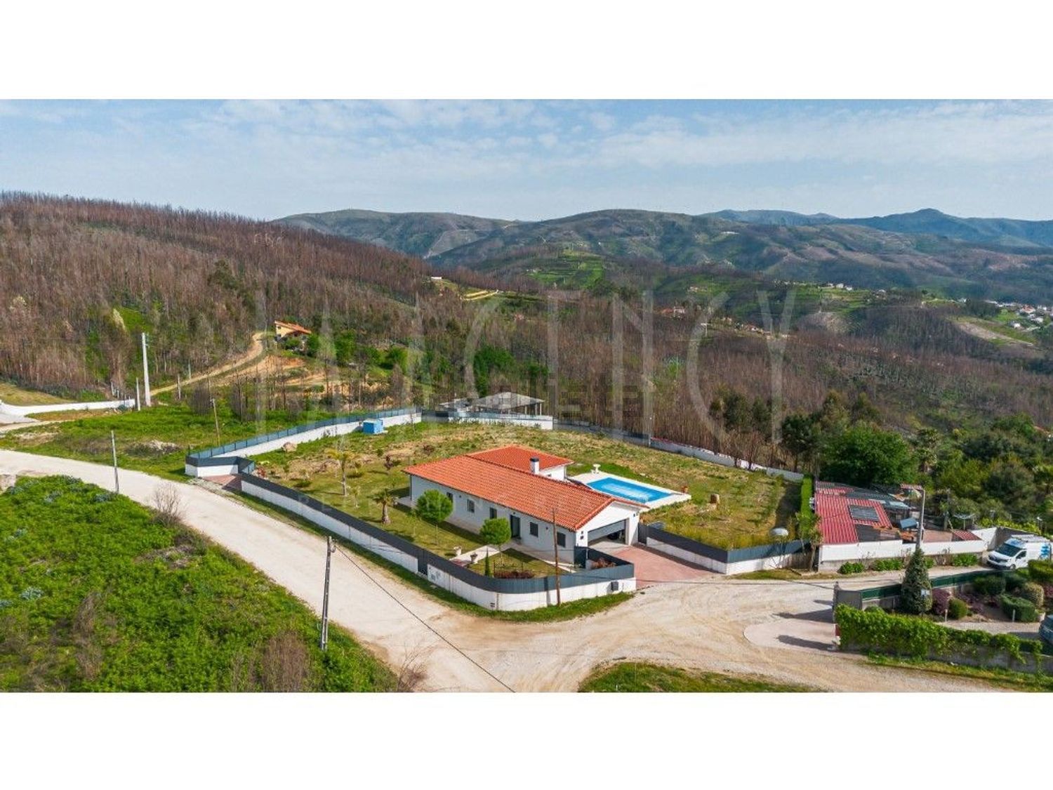 小楼房或独栋别墅出售在Vila Cova de Alva e Anceriz - 照片