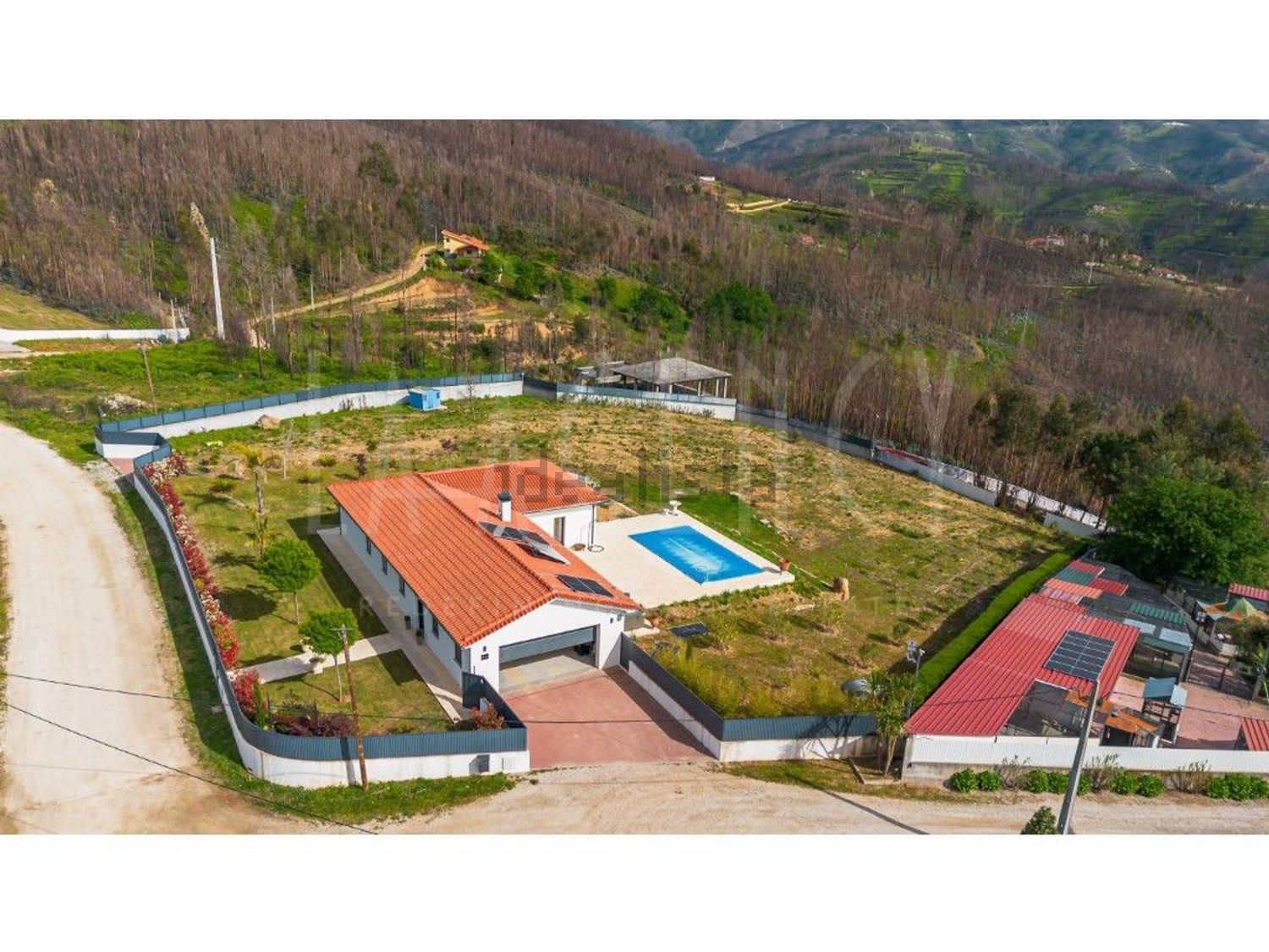 小楼房或独栋别墅出售在Vila Cova de Alva e Anceriz - 游泳池