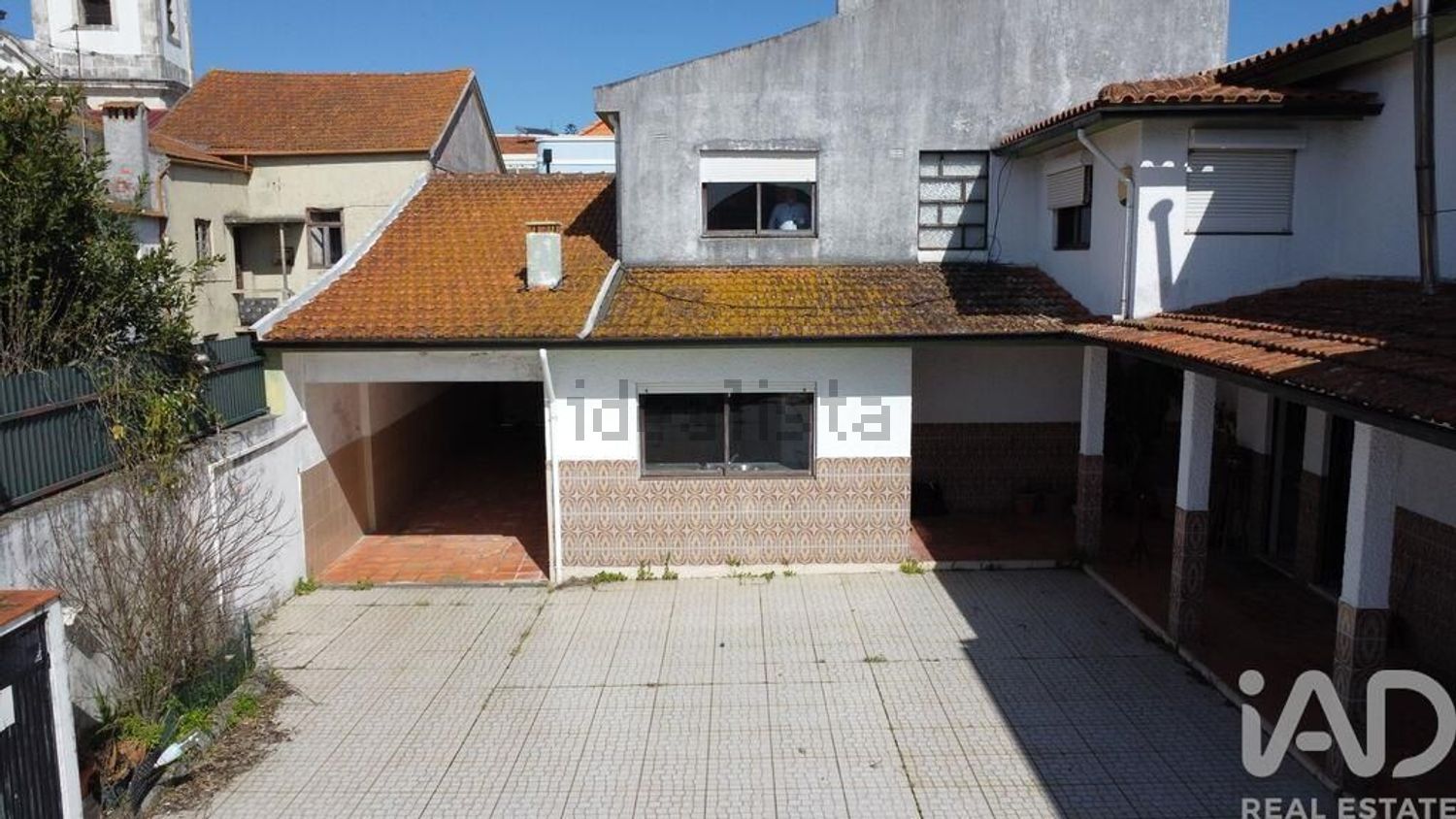小楼房或独栋别墅出售在São Salvador - 外立面