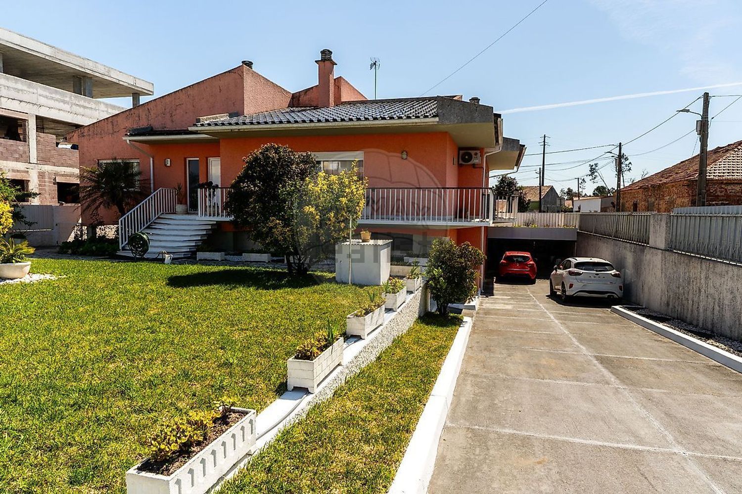 小楼房或独栋别墅出售在Avenida Raínha Santa Isabel - 外立面