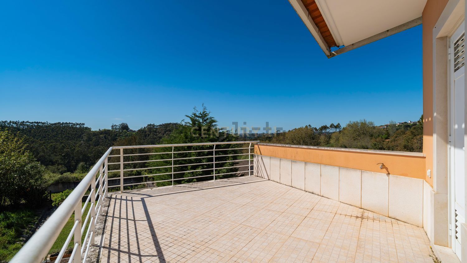 小楼房或独栋别墅出售在Rua Bela Vista, 2 - 阳台