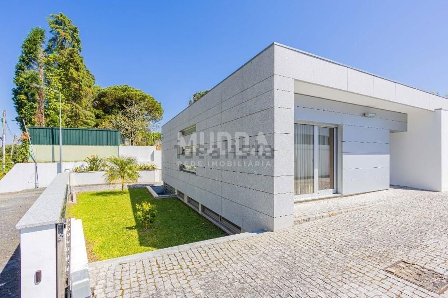 小楼房或独栋别墅出售在Rua do Vale dos Pinheiros s/n - 外立面