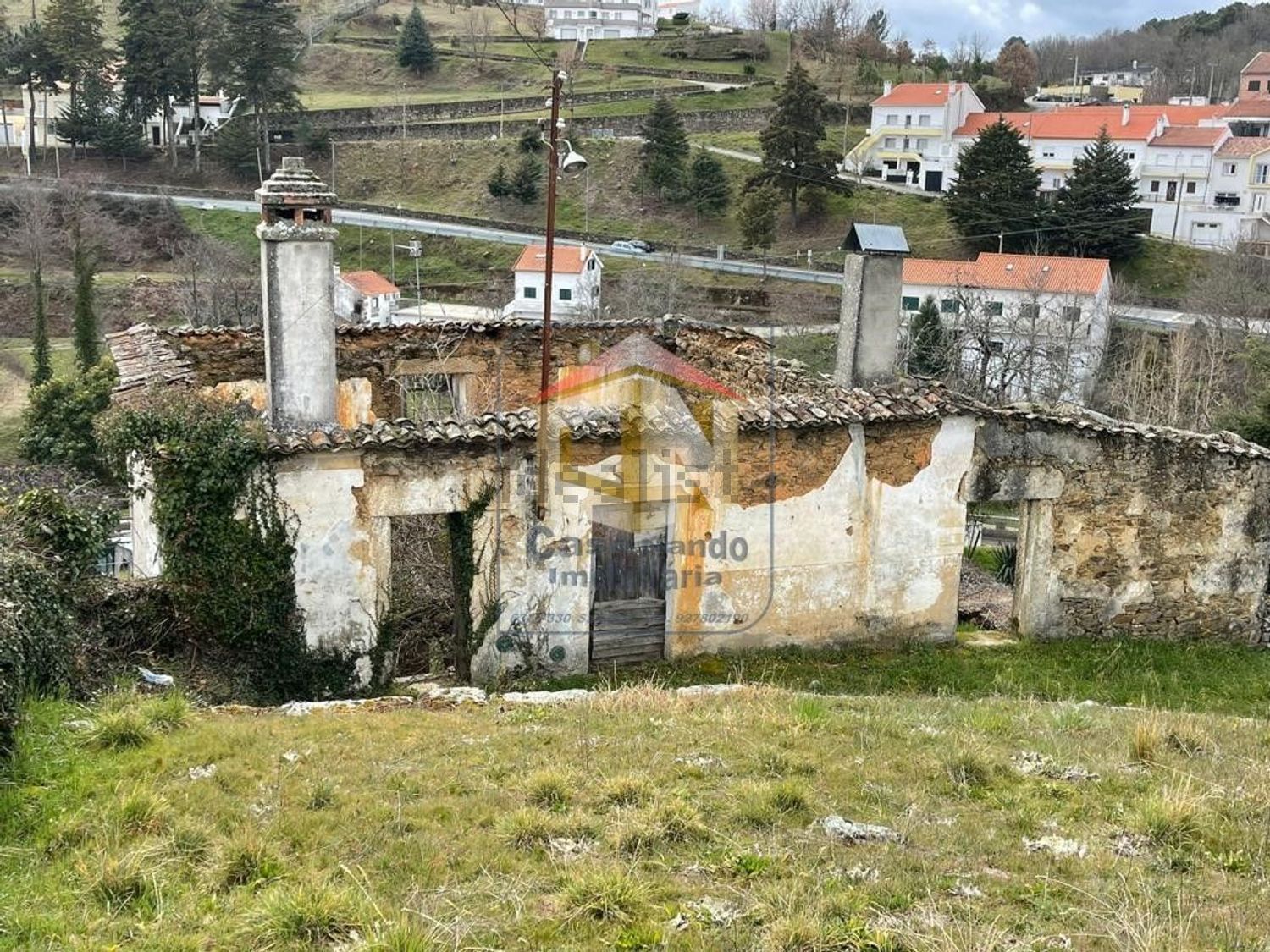 小楼房或独栋别墅出售在Avenida Ismael Mota, 32 - 照片