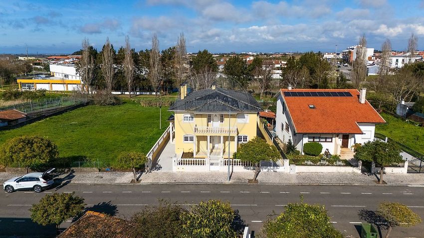 小楼房或独栋别墅出售在Avenida Mário Sacramento