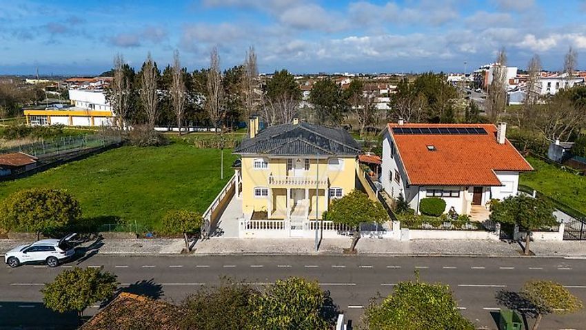 小楼房或独栋别墅出售在Avenida Mário Sacramento