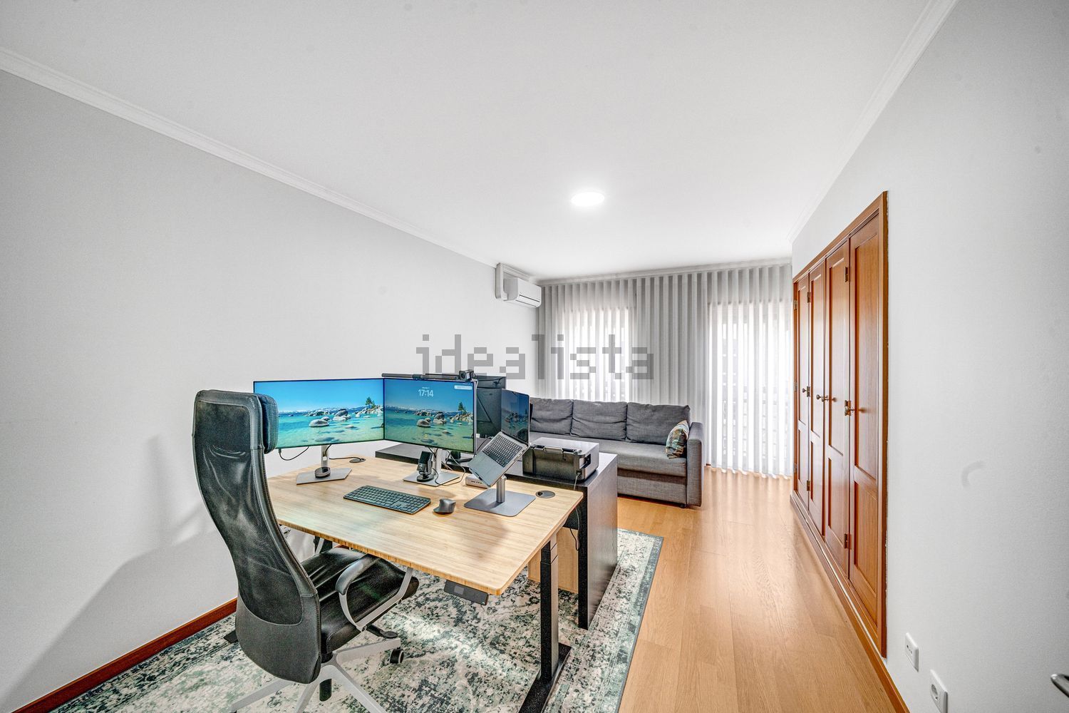 小楼房或独栋别墅出售在Avenida Mário Sacramento - 办公室