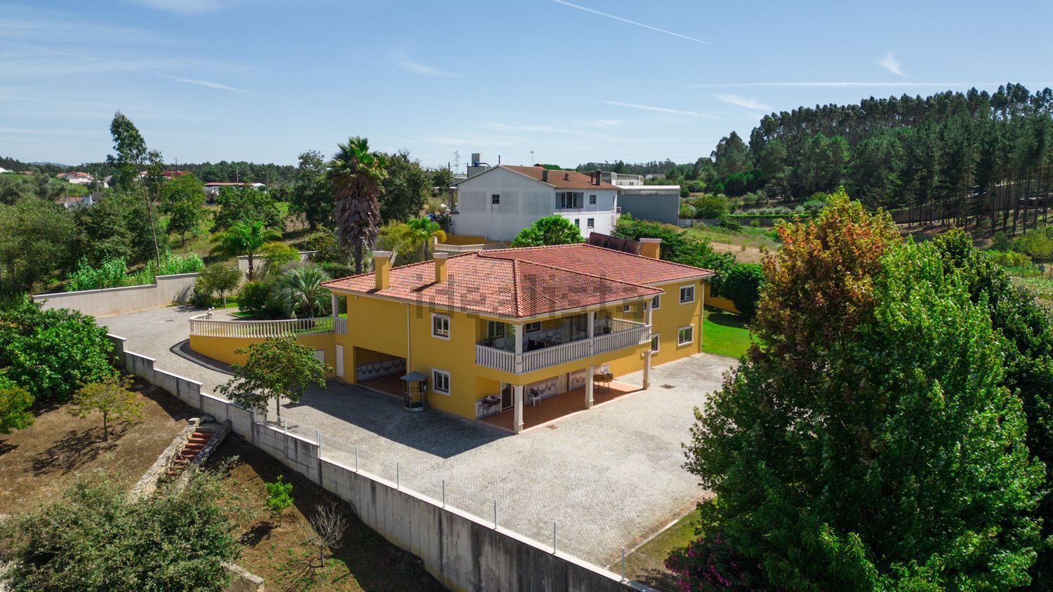 小楼房或独栋别墅出售在Rua do Crespo Norte - 外立面