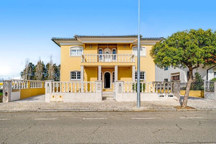 小楼房或独栋别墅出售在Avenida Mário Sacramento