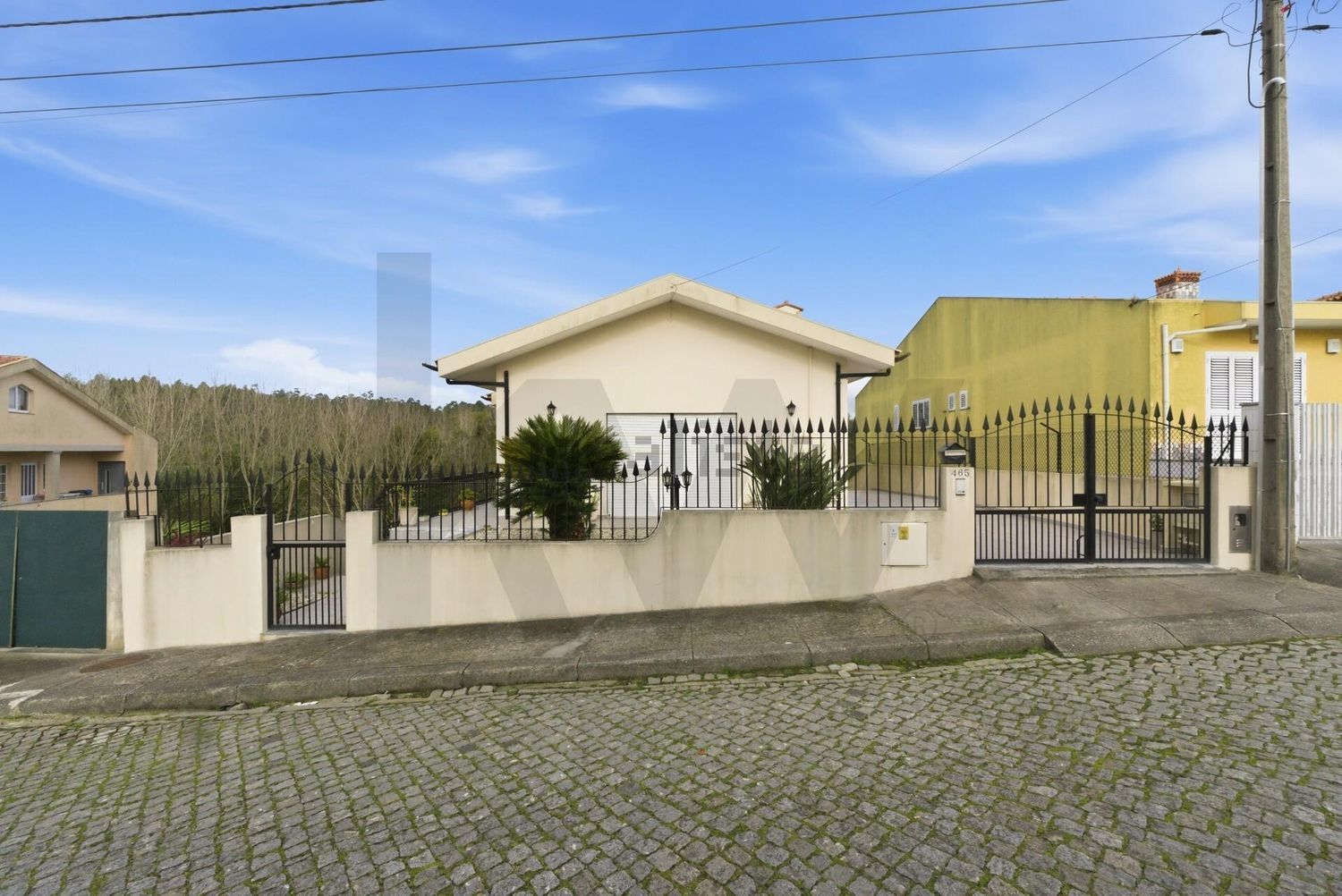 小楼房或别墅出售在Rua Monte de Baixo s/n - 外立面