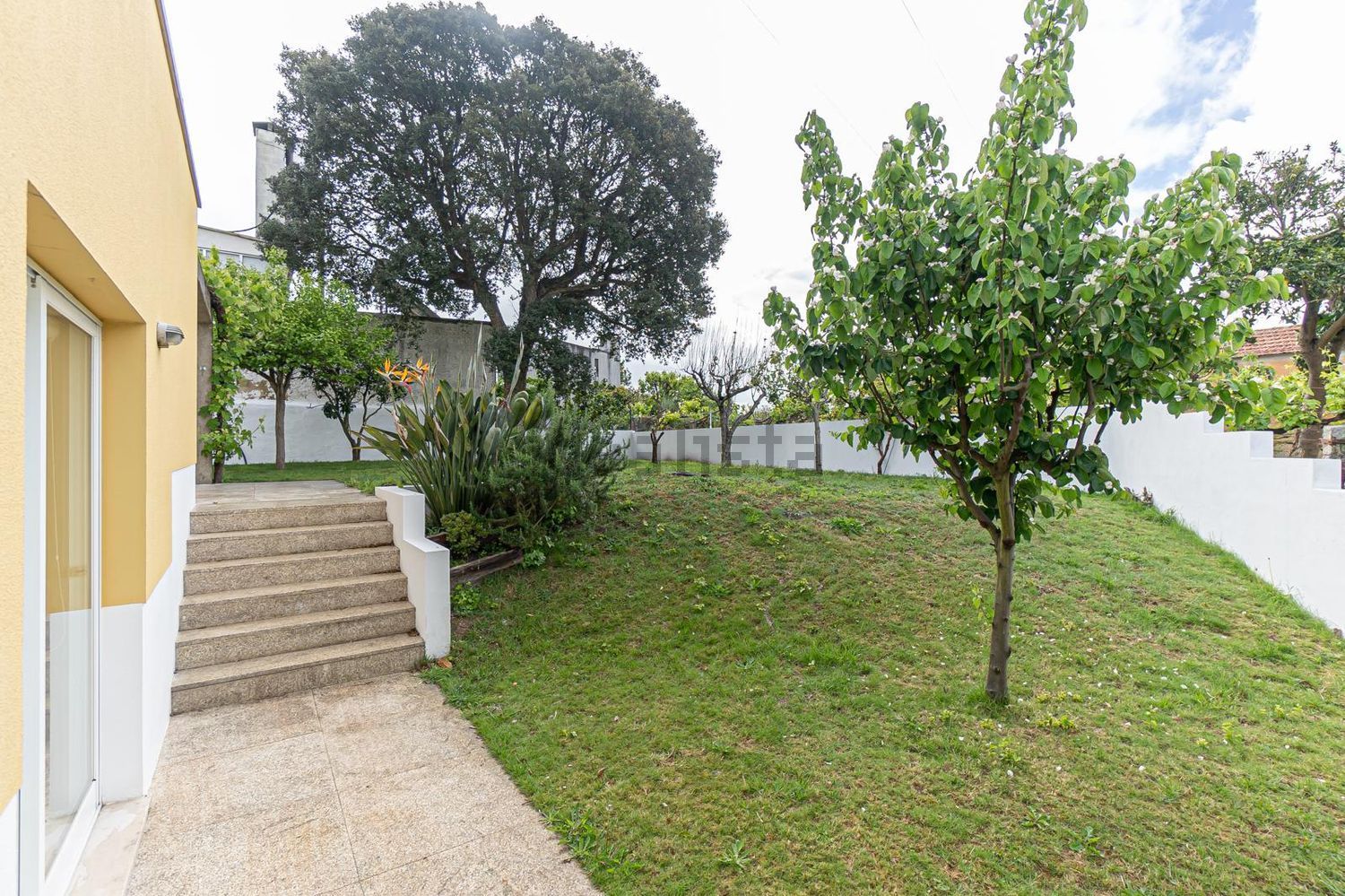 小楼房或独栋别墅出售在Rua do Pinheiro s/n - 花园