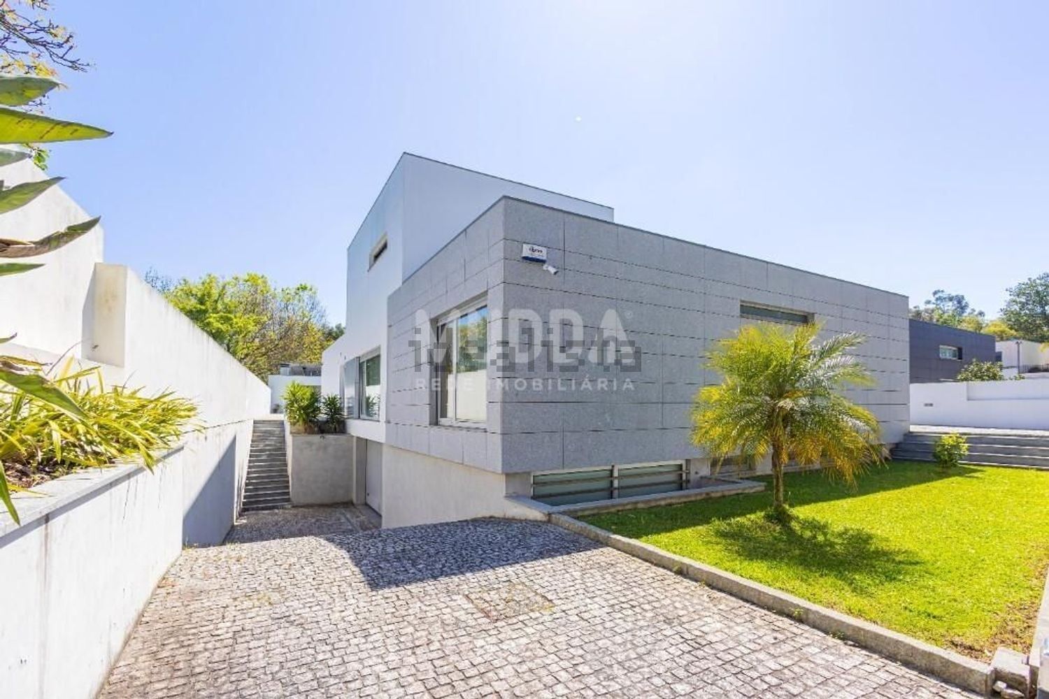 小楼房或独栋别墅出售在Rua do Vale dos Pinheiros s/n - 外立面