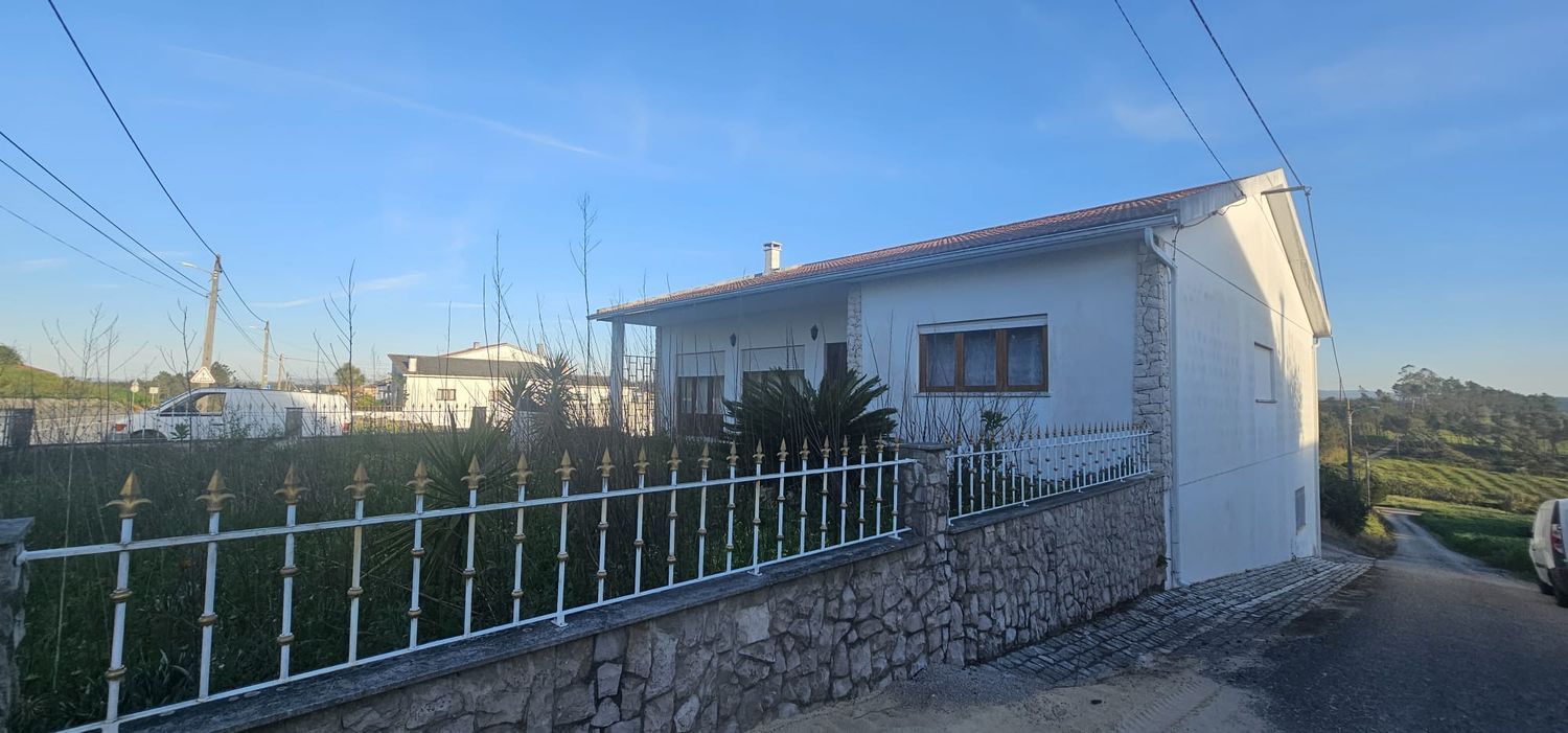小楼房或独栋别墅出售在Rua da Estrada Nacional, 43