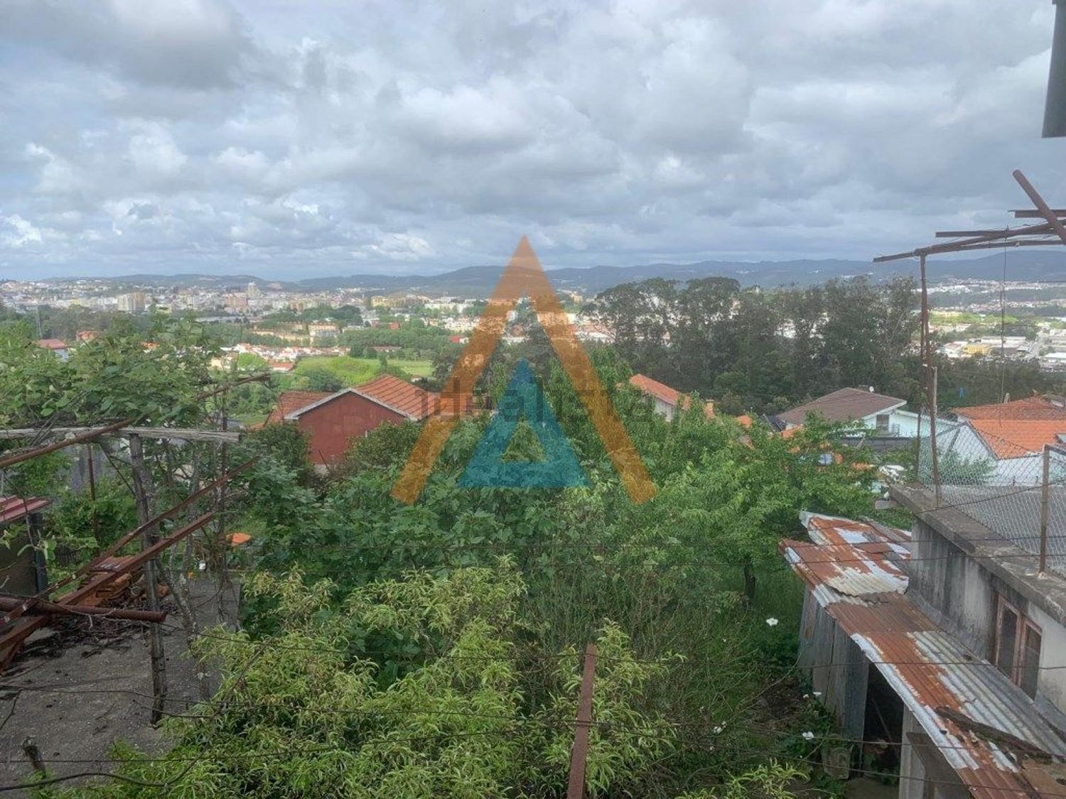小楼房或独栋别墅出售在Vila de Cucujães - 视线