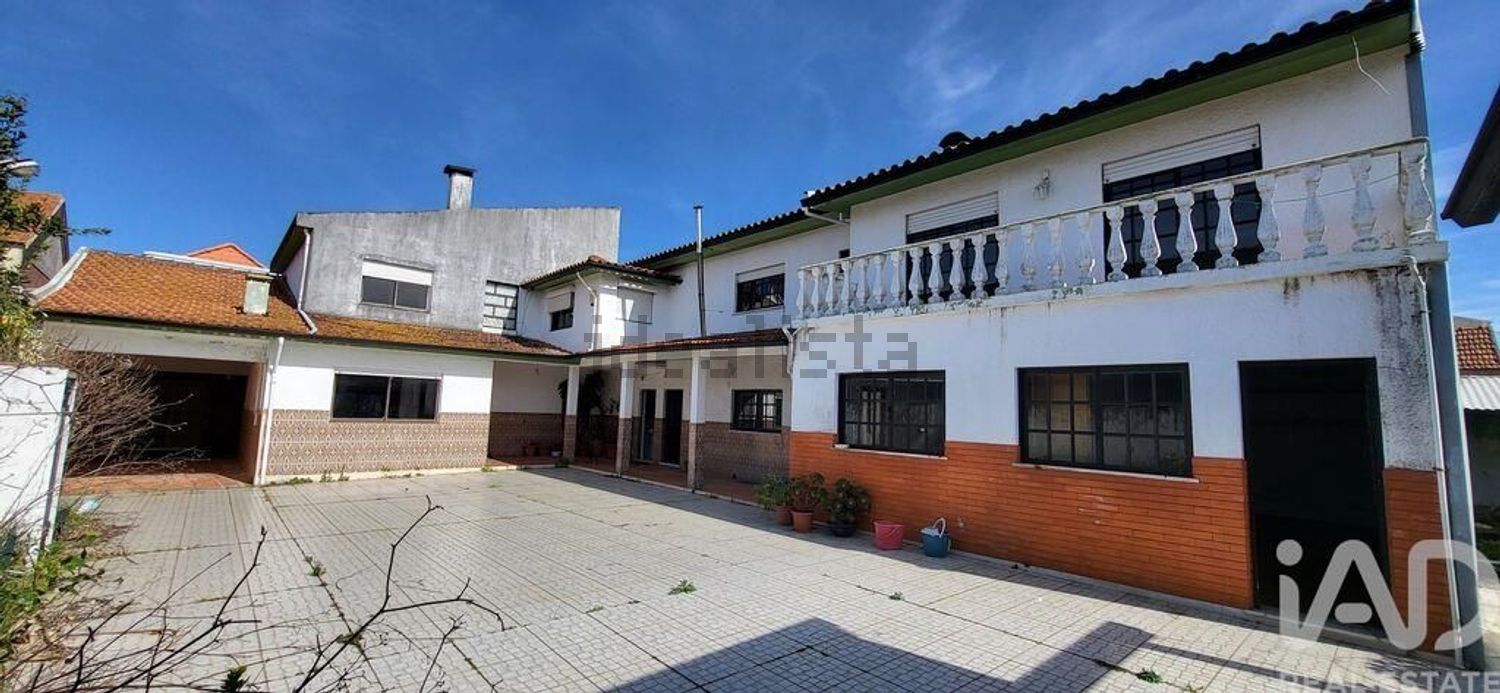 小楼房或独栋别墅出售在São Salvador - 外立面
