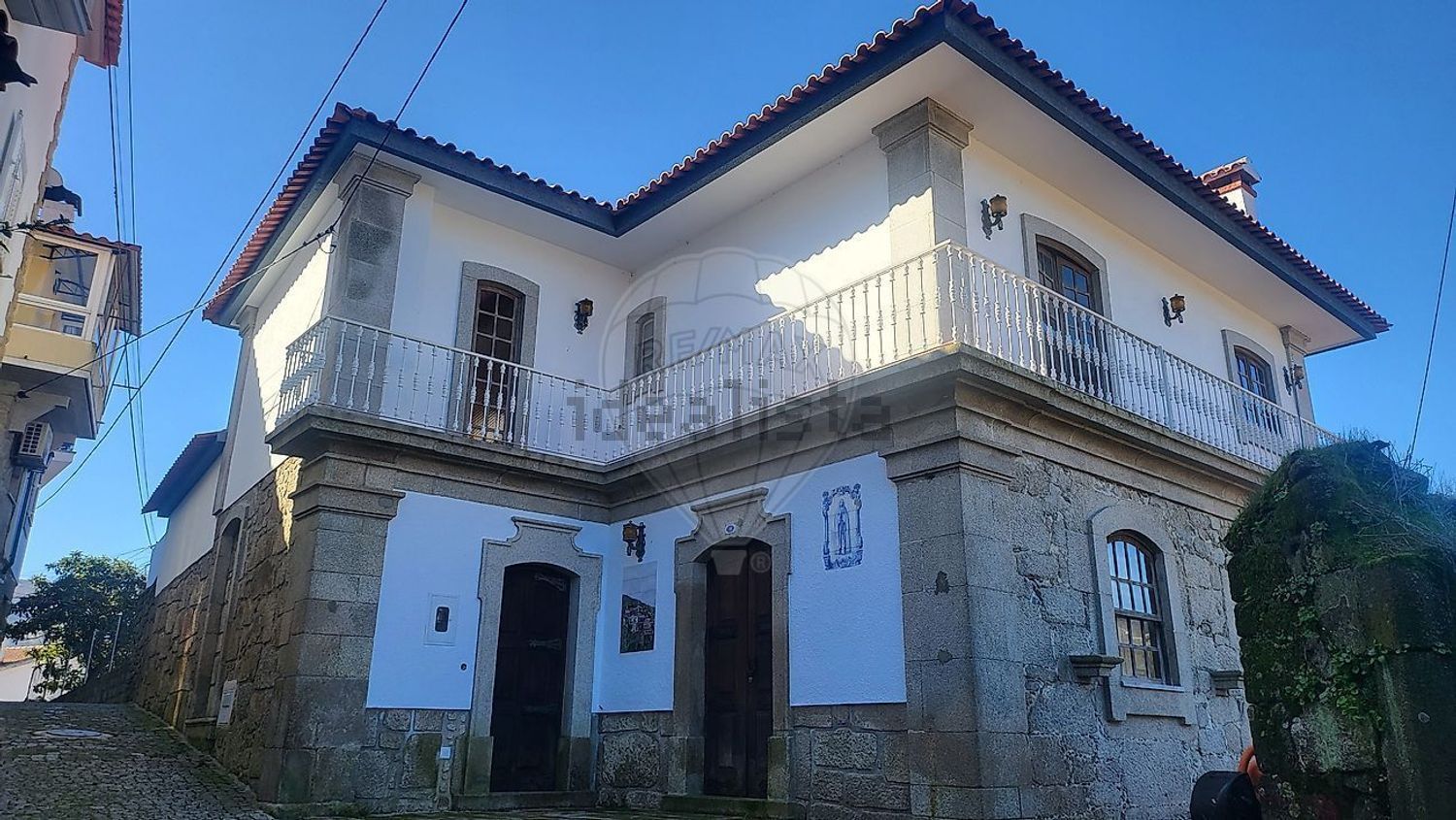 小楼房或独栋别墅出售在Largo do Adro - 外立面