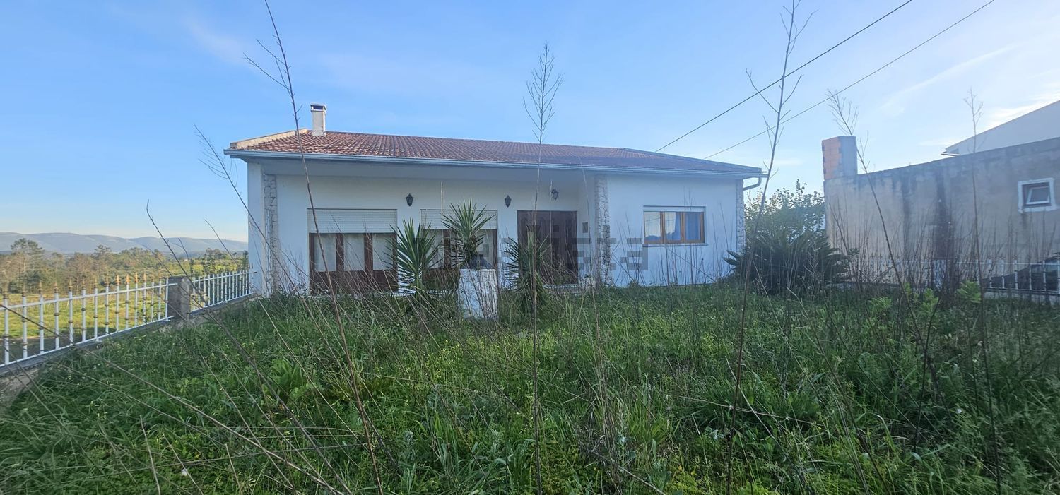 小楼房或独栋别墅出售在Rua da Estrada Nacional, 43 - 外立面